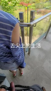 骚老婆穿着短裙开档肉丝，午休时间在办公楼走廊被后入