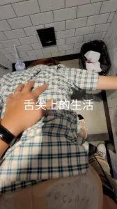 微露脸，老婆短裙肉丝在餐厅男厕被大力后入，隔壁有人不敢出声，爽的抽搐