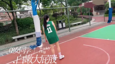 女同学陪男朋友打完球陪我打炮